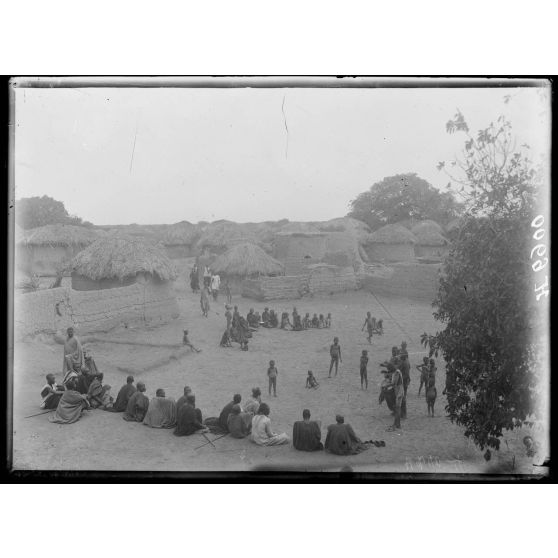 Route de Mora à Kousseri. Kala-Kafra. La grand'place du village. [légende d'origine]