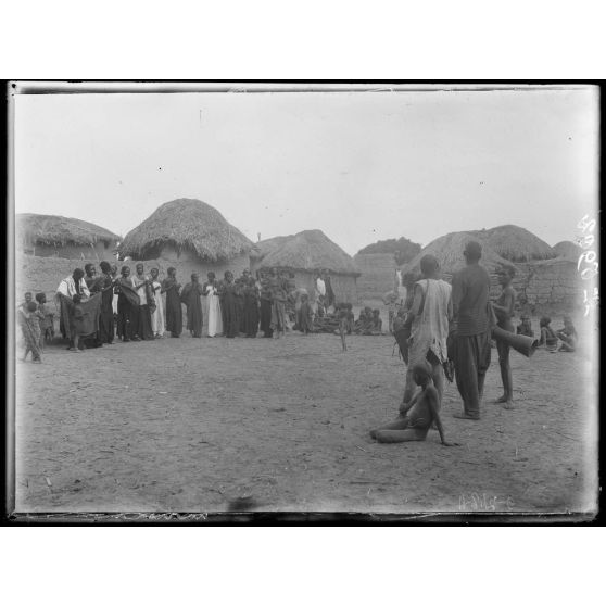Route de Mora à Kousseri. Kala-Kafra. Une rue du village. [légende d'origine]