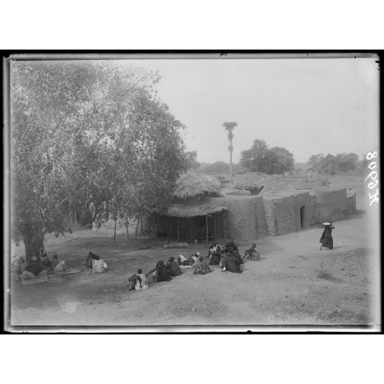 Route de Mora à Kousseri. Oulou. La grand'place du village et belle maison kotoko. [légende d'origine]