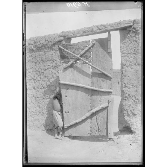 Kousseri. Porte en bois de l'ancienne habitation de Rabah. [légende d'origine]