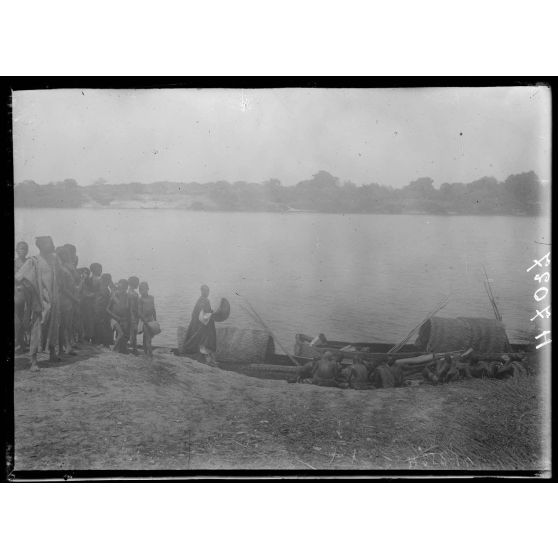 Le Chari à 4h 1/2 au nord de Goulfei. Village de Dougouia (pose des pagayeurs). [légende d'origine]