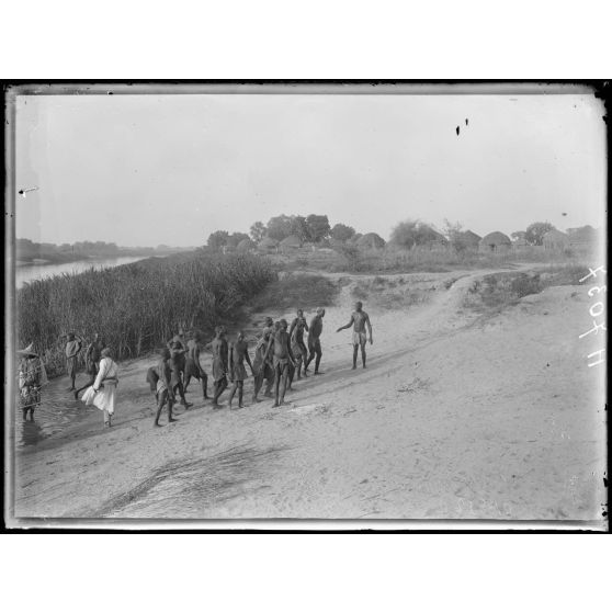 Le Chari. Débarquement à Djimtillo, dernier village français. [légende d'origine]