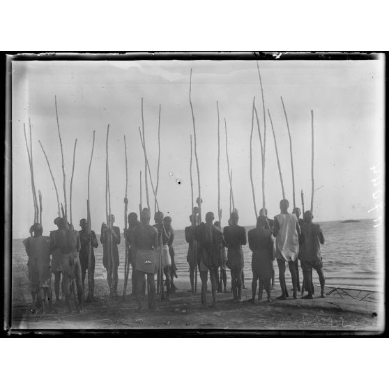 Lac Tchad. Piroguiers au Tchad. [légende d'origine]