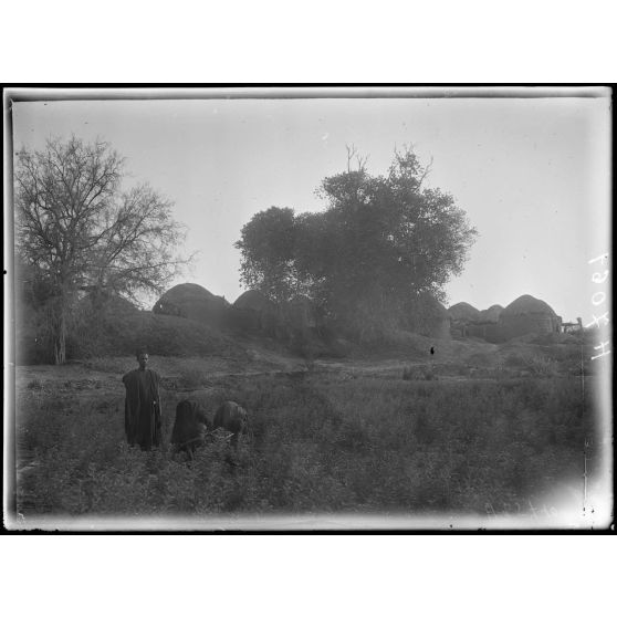 Rives du Chari. Mouloua. Vue d'ensemble du village. [légende d'origine]