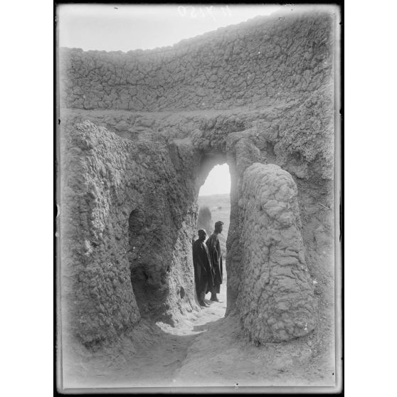 Zina. Grande porte du village. [légende d'origine]