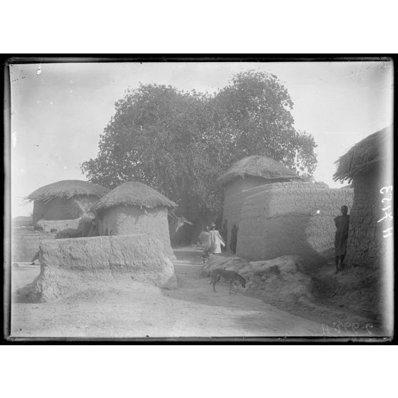 Zina. Coin du village. [légende d'origine]