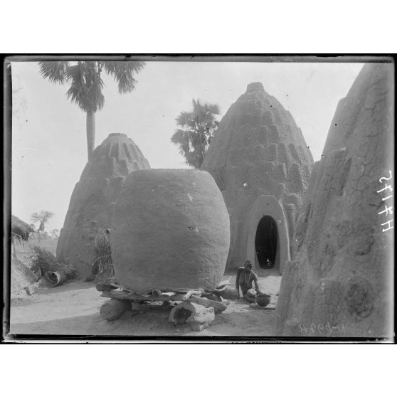 Pouss. Cour d'une maison Kirdi-Massa. [légende d'origine]