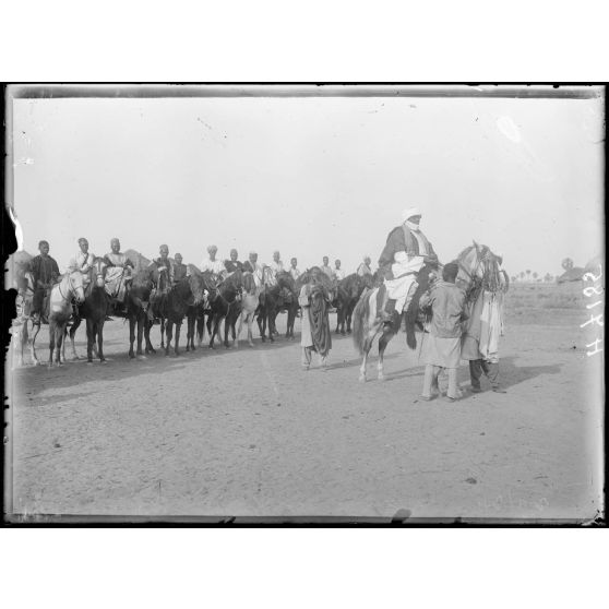 Pouss. Le chef Massa Bangmati au milieu de ses cavaliers. [légende d'origine]