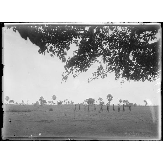 Pouss. Silhouette d'un village kirdi-massa. [légende d'origine]
