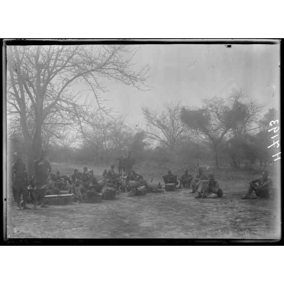 A 1h à l'est de Bogo. La piste. [légende d'origine]