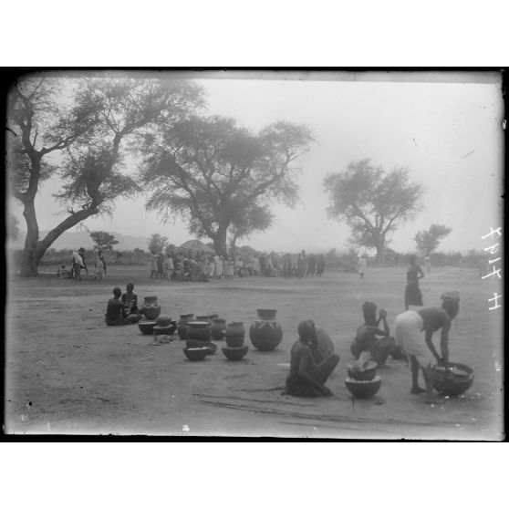 Route de Karnak-Logone à Maroua. Balasa, le marché. [légende d'origine]