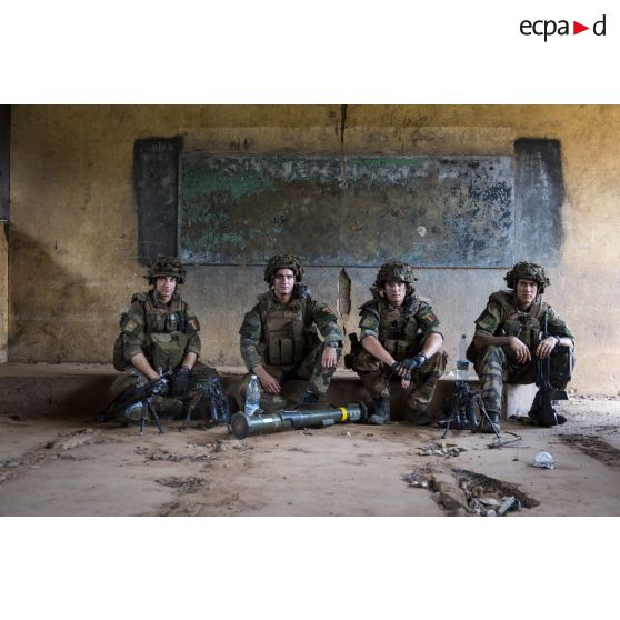 Des marsouins du 8e régiment parachutiste d'infanterie de marine (8e RPIMa) font une halte dans une école lors d'une patrouille à Bangui, en République centrafricaine.