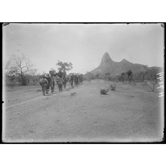 Route de Maroua à Mendif. La piste à 2h 1/2 au sud-est de Maroua. [légende d'origine]