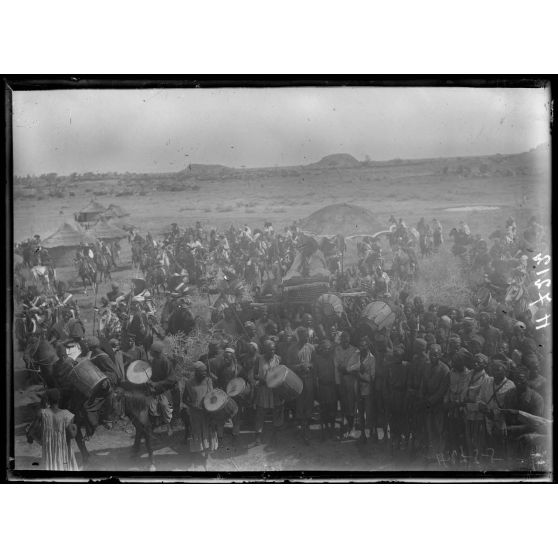 Mendif. Le sultan porté sur une chaise. [légende d'origine]