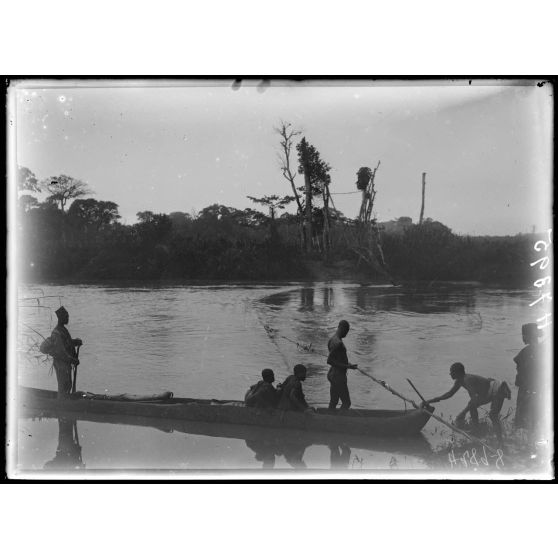 Piste de Banyo à Foumban. Passage d'un fleuve. [légende d'origine]
