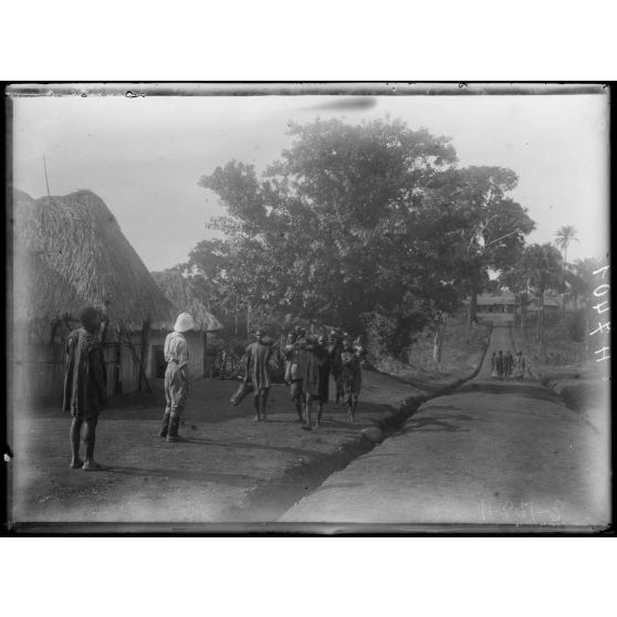 Piste de Banyo à Foumban. Matab. Un campement du Bamun. [légende d'origine]