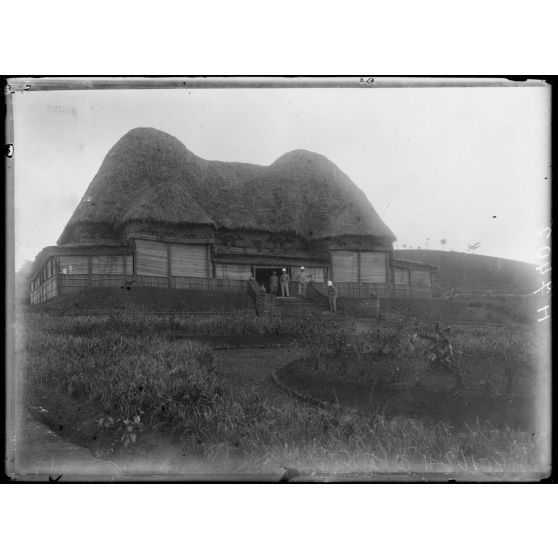 Foumban. La case aux passagers. [légende d'origine]