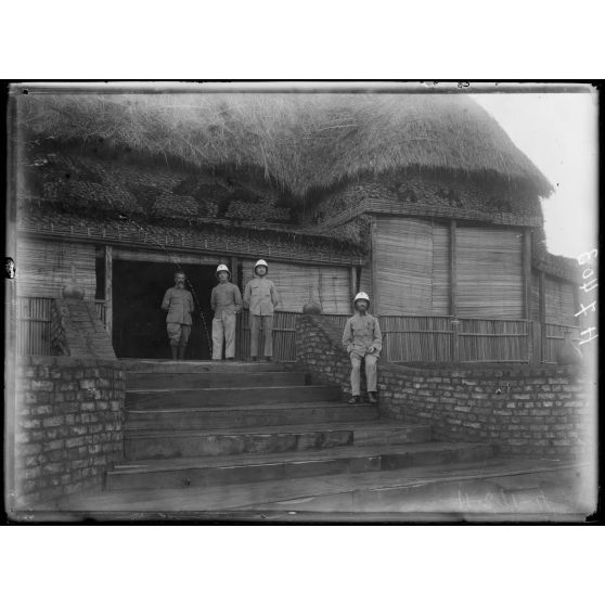 Foumban. Entrée de la case aux passagers. [légende d'origine]