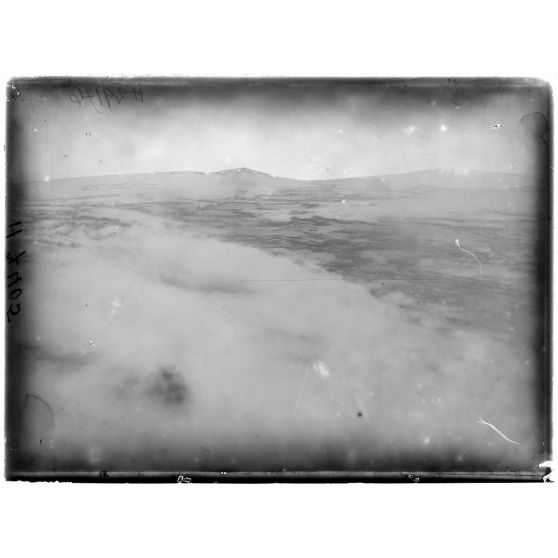 Foumban. Contre-jour sur le Bapit. [légende d'origine]