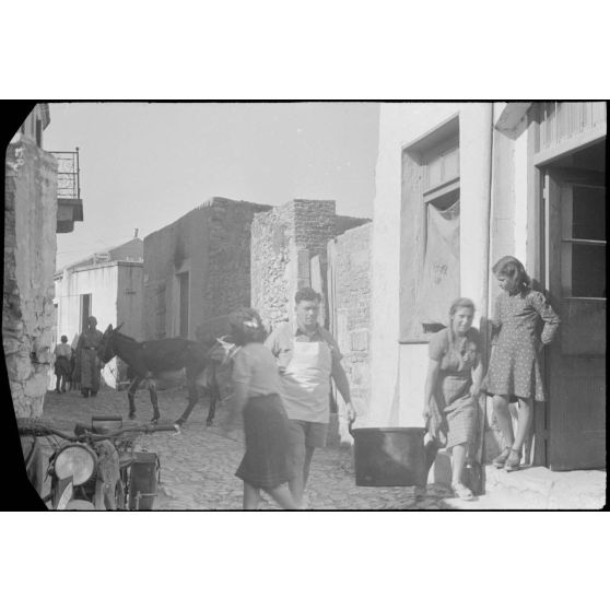 Une rue animée de Kastelli (Crète).