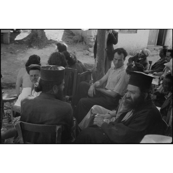 Durant un concert de la musique militaire de la Luftwaffe devant le foyer du soldat de Kastelli auquel la population est invitée, au premier plan deux popes.