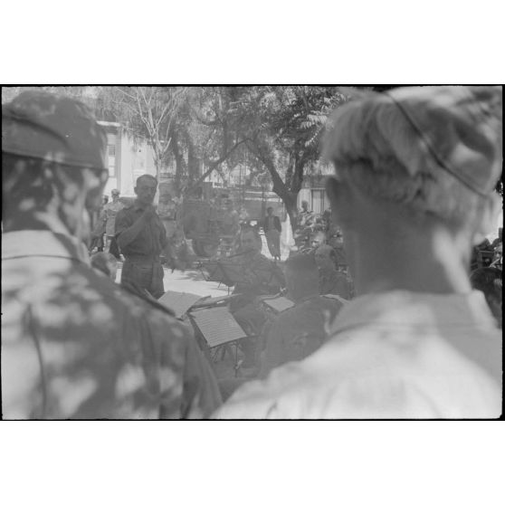 Au foyer du soldat (Soldatenheim) de Kastelli, un concert de musique militaire de la Luftwaffe.