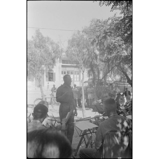 Au foyer du soldat (Soldatenheim) de Kastelli, un concert de musique militaire de la Luftwaffe.