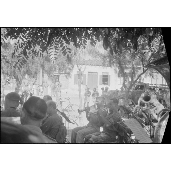Au foyer du soldat (Soldatenheim) de Kastelli, un concert de musique militaire de la Luftwaffe.