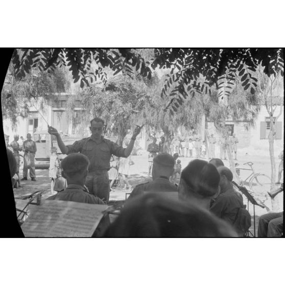 Au foyer du soldat (Soldatenheim) de Kastelli, un concert de musique militaire de la Luftwaffe.