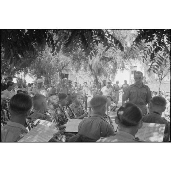 Au foyer du soldat (Soldatenheim) de Kastelli, un concert de musique militaire de la Luftwaffe.