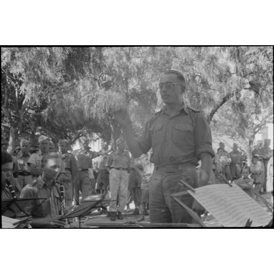 Au foyer du soldat (Soldatenheim) de Kastelli, un concert de musique militaire de la Luftwaffe.