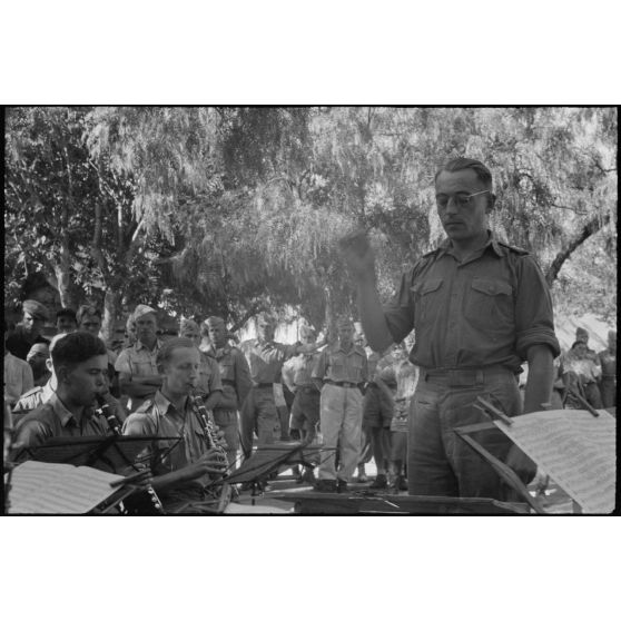Au foyer du soldat (Soldatenheim) de Kastelli, un concert de musique militaire de la Luftwaffe.