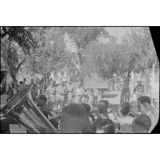 Au foyer du soldat (Soldatenheim) de Kastelli, un concert de musique militaire de la Luftwaffe.