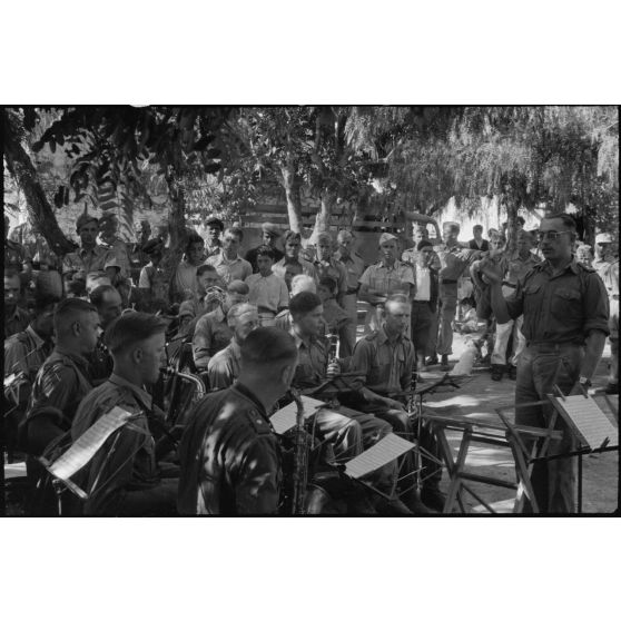 Au foyer du soldat (Soldatenheim) de Kastelli, un concert de musique militaire de la Luftwaffe.