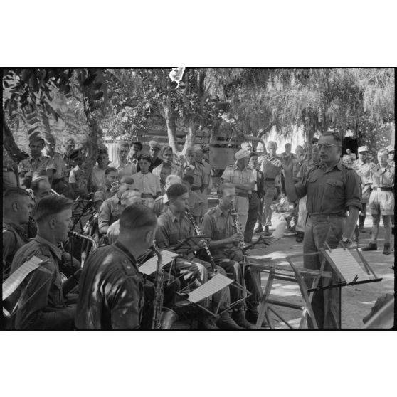 Au foyer du soldat (Soldatenheim) de Kastelli, un concert de musique militaire de la Luftwaffe.
