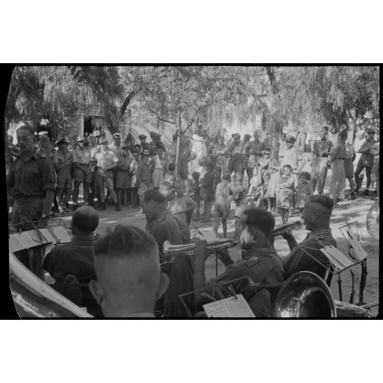 Au foyer du soldat (Soldatenheim) de Kastelli, un concert de musique militaire de la Luftwaffe.