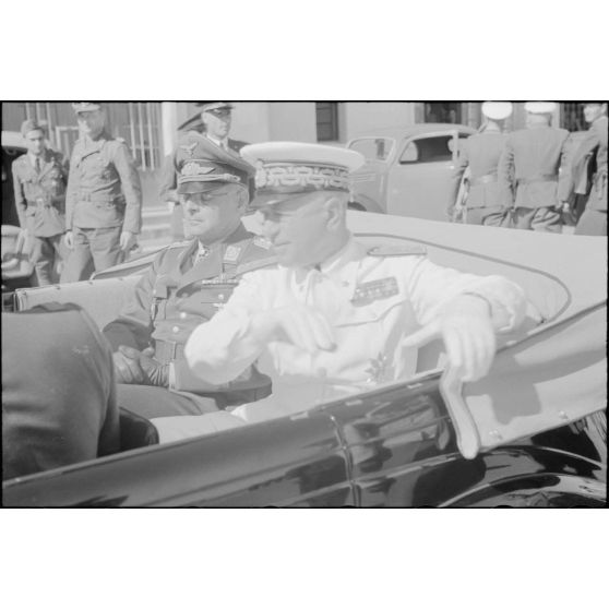 Le général (Generalleutnant) Martin Fiebig, commandant du X.Fliegerkorps et l'amiral italien Inigo Campioni.