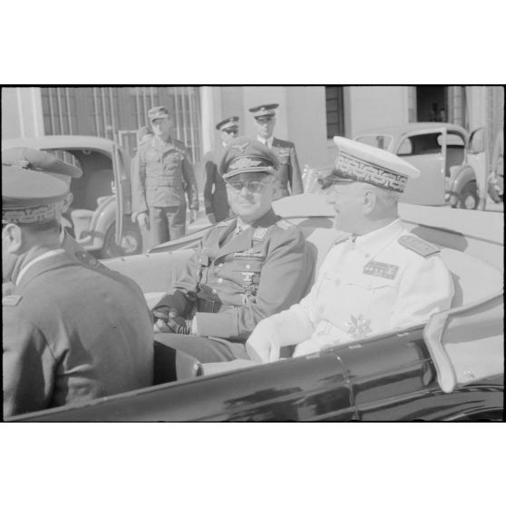 Le général (Generalleutnant) Martin Fiebig, commandant du X.Fliegerkorps et l'amiral italien Inigo Campioni.