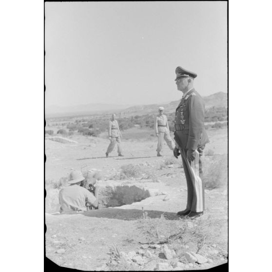 Le général (Generalleutnant) Martin Fiebig, commandant du X.Fliegerkorps inspecte les défenses du terrain d'aviation de Maritsa.