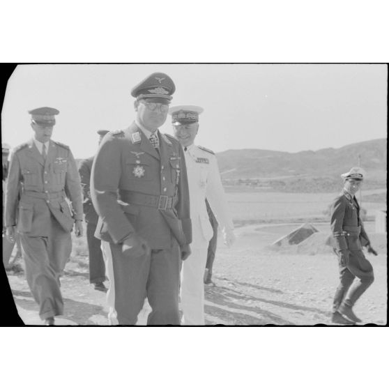 Le général (Generalleutnant) Martin Fiebig, commandant du X.Fliegerkorps et l'amiral italien Inigo Campioni.