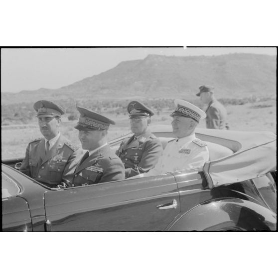 Le général (Generalleutnant) Martin Fiebig, commandant du X.Fliegerkorps et l'amiral italien Inigo Campioni.