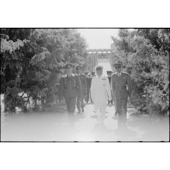 Le Generalleutnant Martin Fiebig visite le monastère du Mont Filérimos en compagnie de l'amiral Inigo Campioni et de son état-major.
