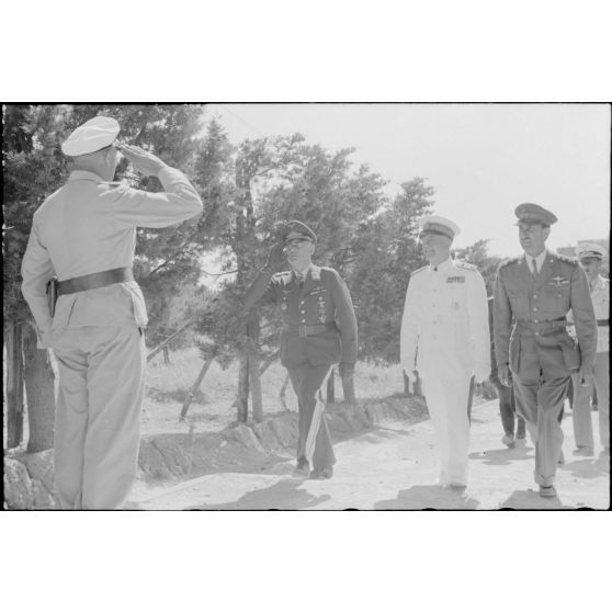 L'amiral italien Inigo Campioni guide son invité le général Martin Fiebig lors de son inspection des positions allemandes du Mont Filérimos.<br>