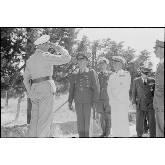 L'amiral italien Inigo Campioni guide son invité le général Martin Fiebig lors de son inspection des positions allemandes du Mont Filérimos.<br>