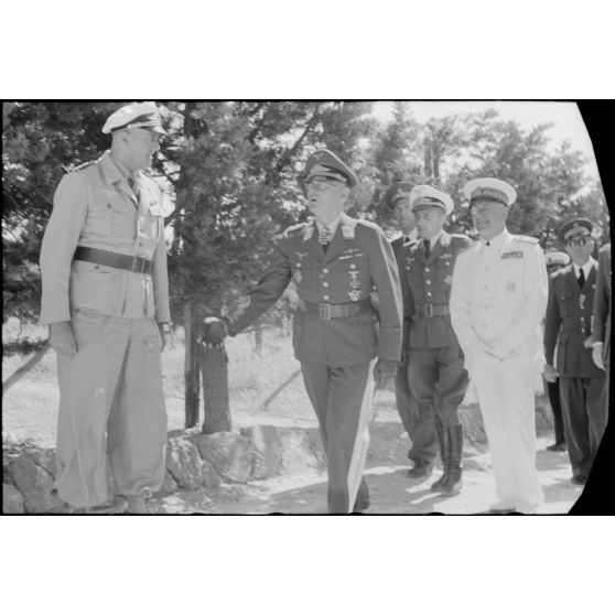 L'amiral italien Inigo Campioni guide son invité le général Martin Fiebig lors de son inspection des positions allemandes du Mont Filérimos.<br>