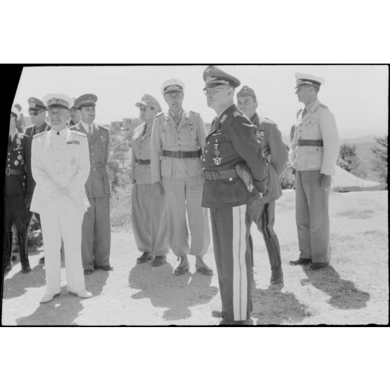 L'amiral italien Inigo Campioni guide son invité le général Martin Fiebig lors de son inspection des positions allemandes du Mont Filérimos.<br>