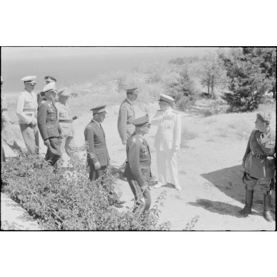 L'amiral italien Inigo Campioni guide son invité le général Martin Fiebig lors de son inspection des positions allemandes du Mont Filérimos.<br>