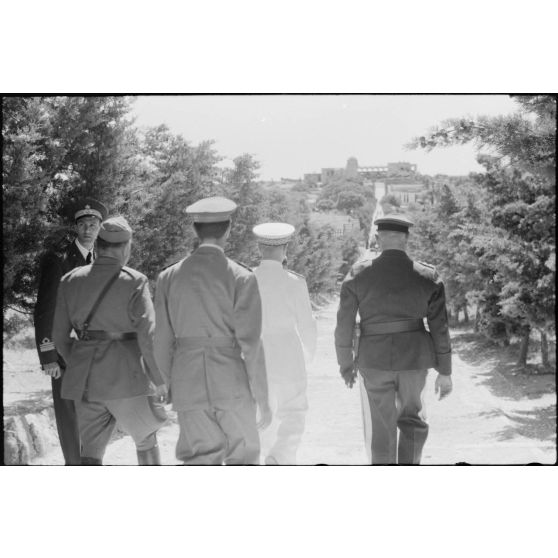 Le Generalleutnant Martin Fiebig visite le monastère du Mont Filérimos en compagnie de l'amiral Inigo Campioni et de son état-major.