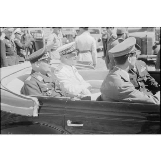 Le général (Generalleutnant) Martin Fiebig, commandant du X.Fliegerkorps et l'amiral italien Inigo Campioni.