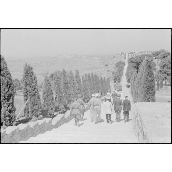 Le Generalleutnant Martin Fiebig visite le monastère du Mont Filérimos en compagnie de l'amiral Inigo Campioni et de son état-major.